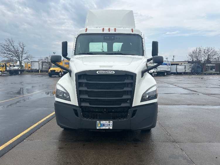 2021 Freightliner Cascadia in Brooklyn Park, MN — photo 2