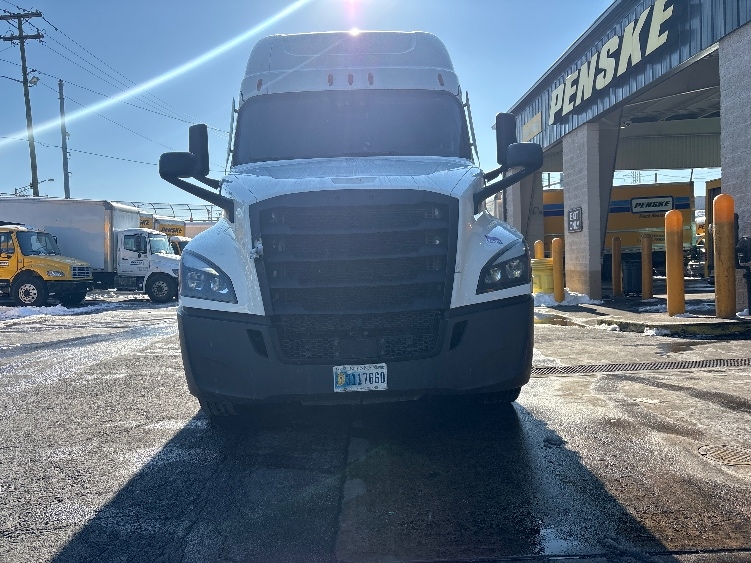 2022 Freightliner Cascadia in North Bergen, NJ — photo 2