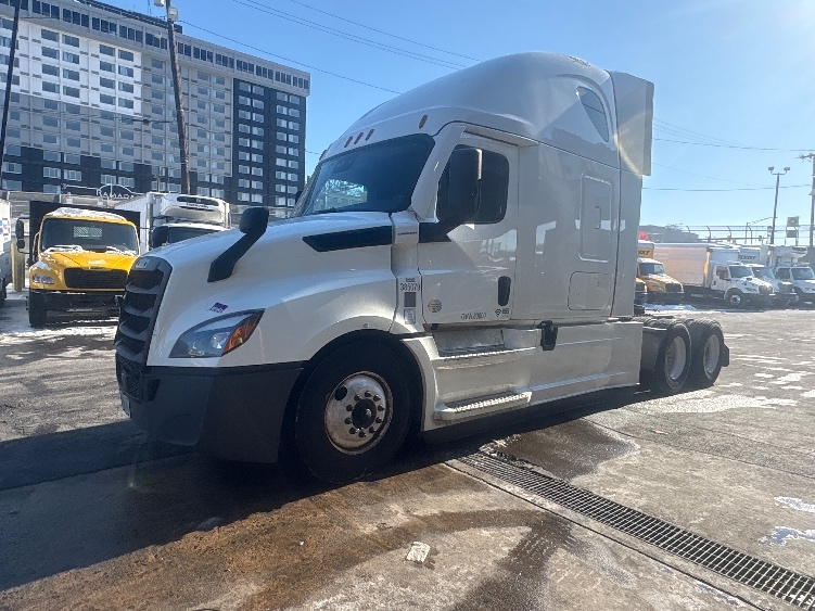 2022 Freightliner Cascadia in North Bergen, NJ — photo 3
