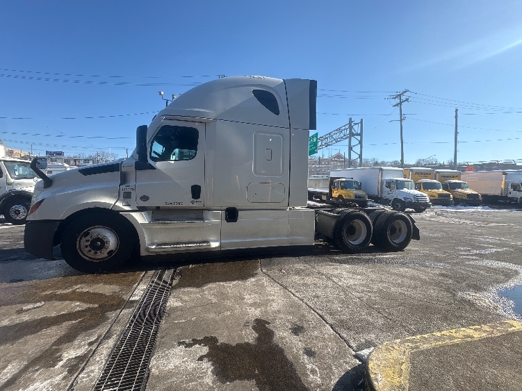2022 Freightliner Cascadia in North Bergen, NJ — photo 4