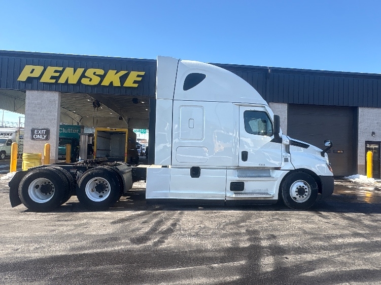 2022 Freightliner Cascadia in North Bergen, NJ — photo 8