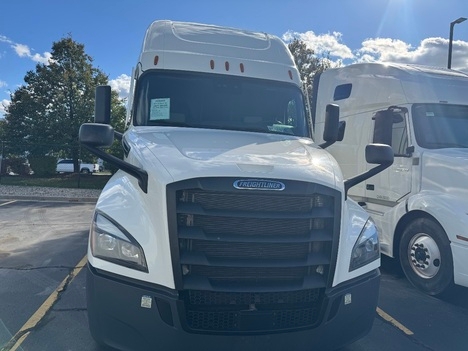 2022 Freightliner Cascadia in Chicago (Melrose Park), IL — photo 2