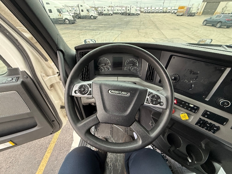 2022 Freightliner Cascadia in Chicago (Melrose Park), IL — photo 6