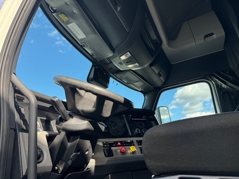 2022 Freightliner Cascadia in Chicago (Melrose Park), IL — photo 7