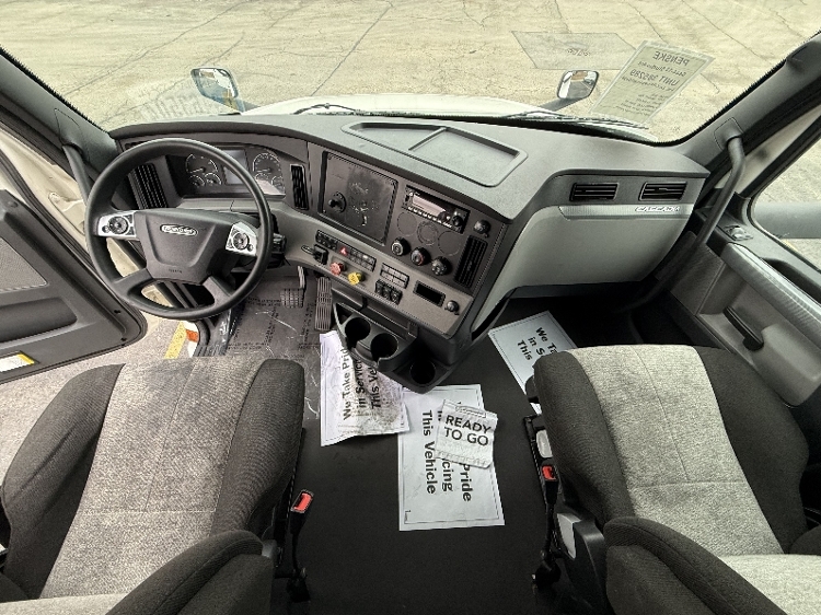 2022 Freightliner Cascadia in Chicago (Melrose Park), IL — photo 9