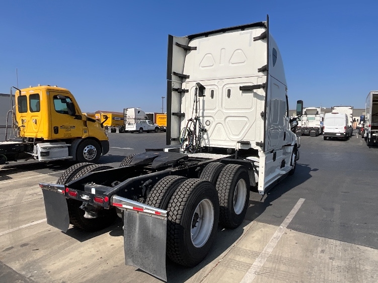 2022 Freightliner Cascadia in Torrance, CA — photo 7