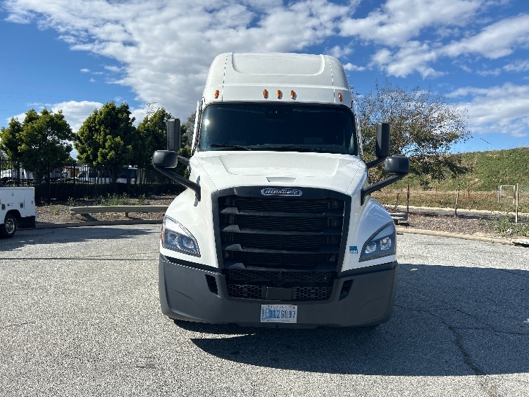 2022 Freightliner Cascadia in Torrance, CA — photo 2