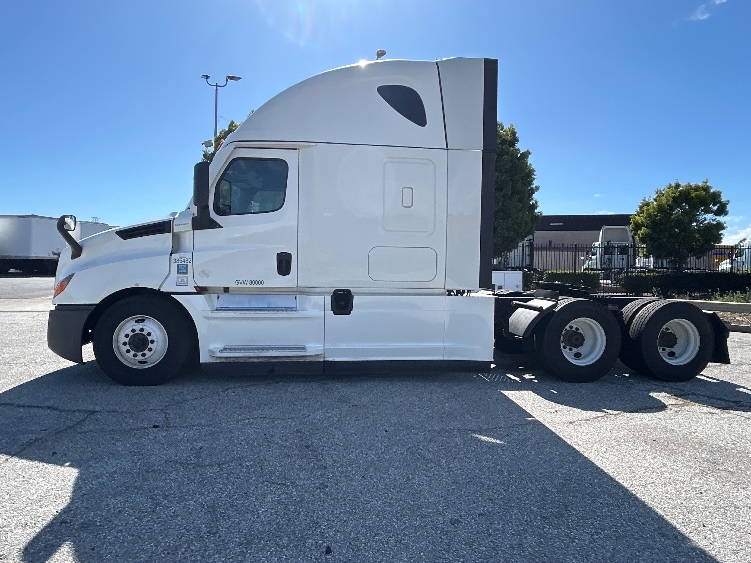 2022 Freightliner Cascadia in Torrance, CA — photo 4