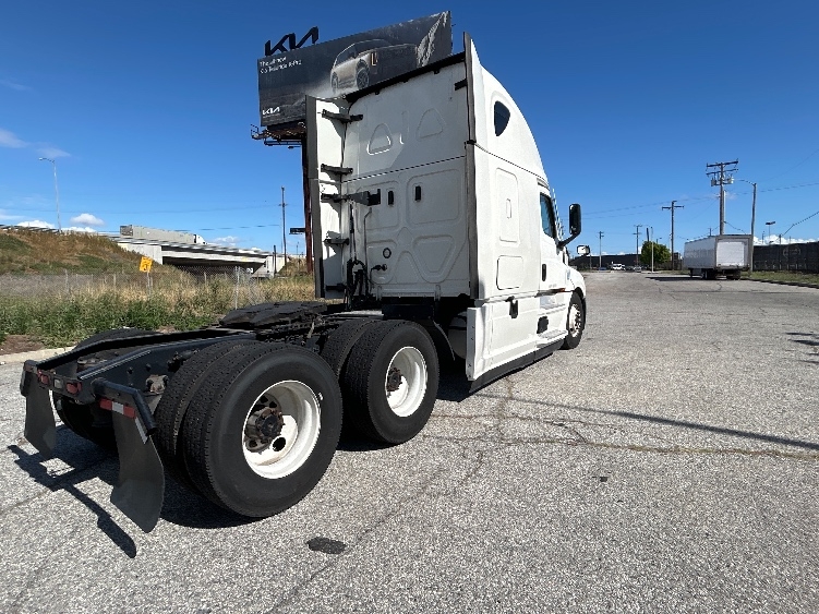 2022 Freightliner Cascadia in Torrance, CA — photo 7