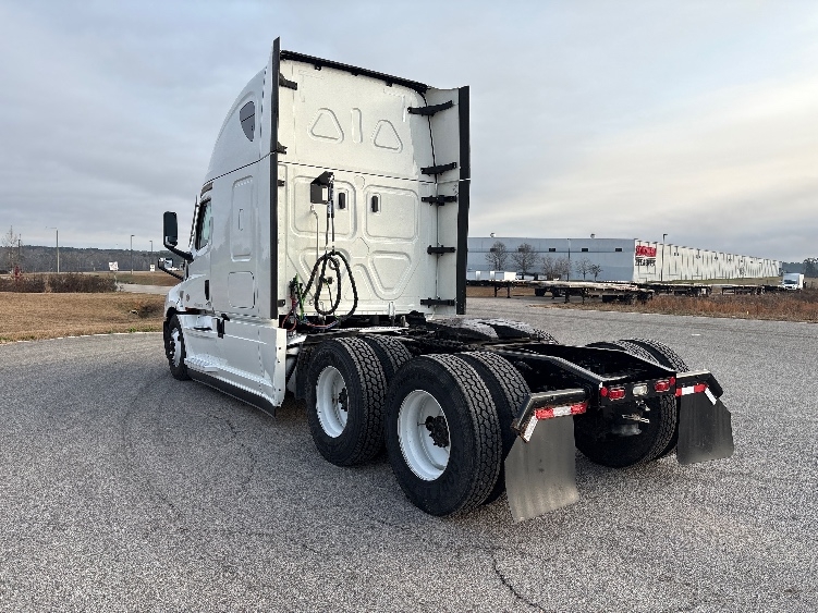 2022 Freightliner Cascadia in Meridian, MS — photo 5