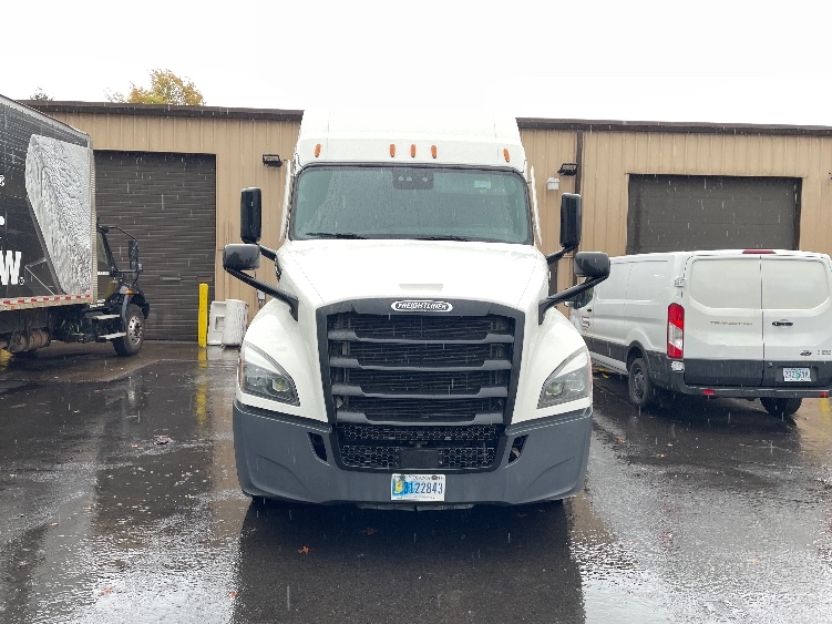 2022 Freightliner Cascadia in Wilsonville, OR — photo 2