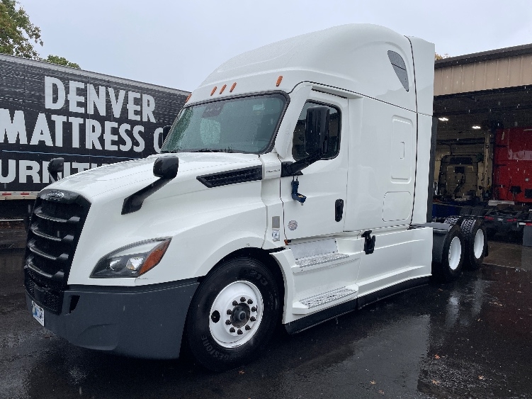 2022 Freightliner Cascadia in Wilsonville, OR — photo 3