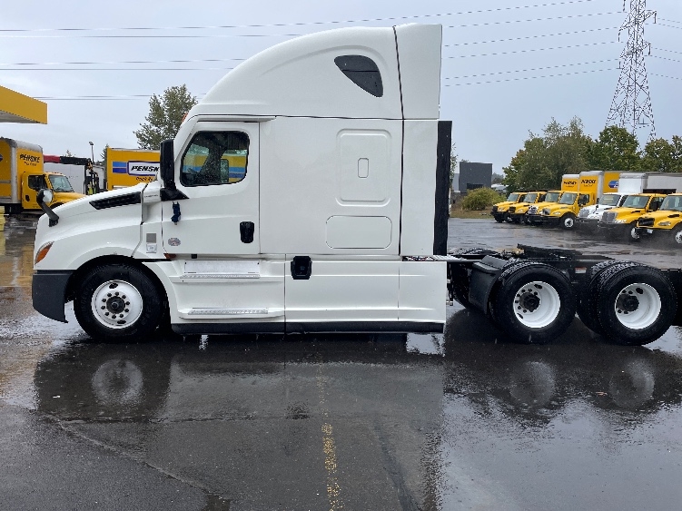 2022 Freightliner Cascadia in Wilsonville, OR — photo 4