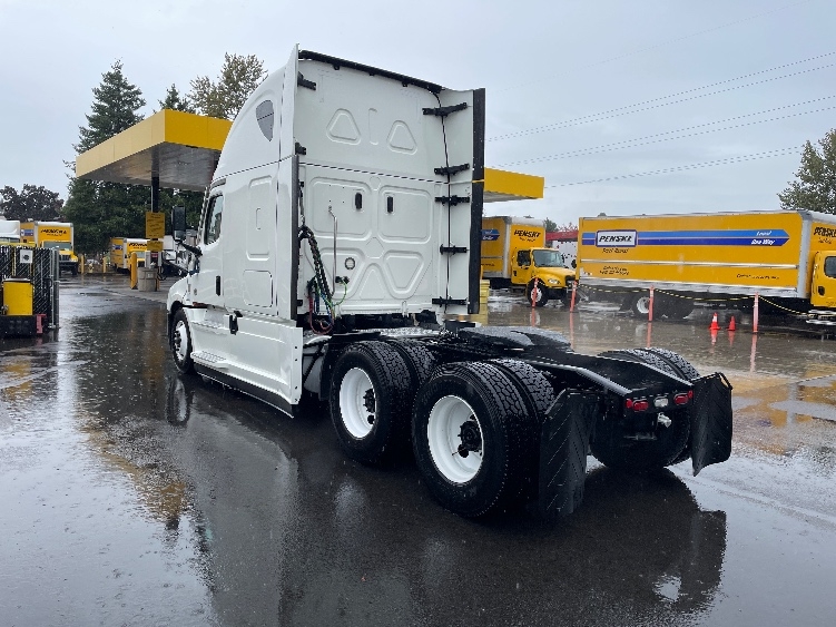 2022 Freightliner Cascadia in Wilsonville, OR — photo 5