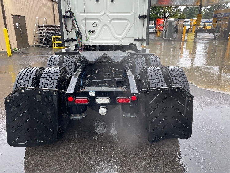 2022 Freightliner Cascadia in Wilsonville, OR — photo 6