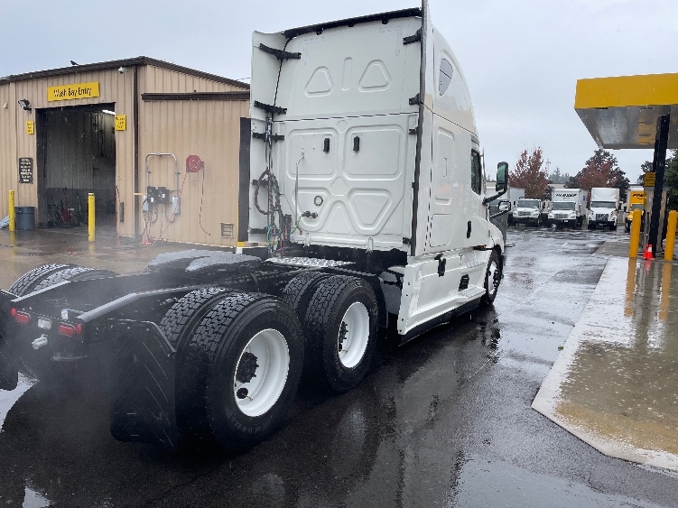 2022 Freightliner Cascadia in Wilsonville, OR — photo 7