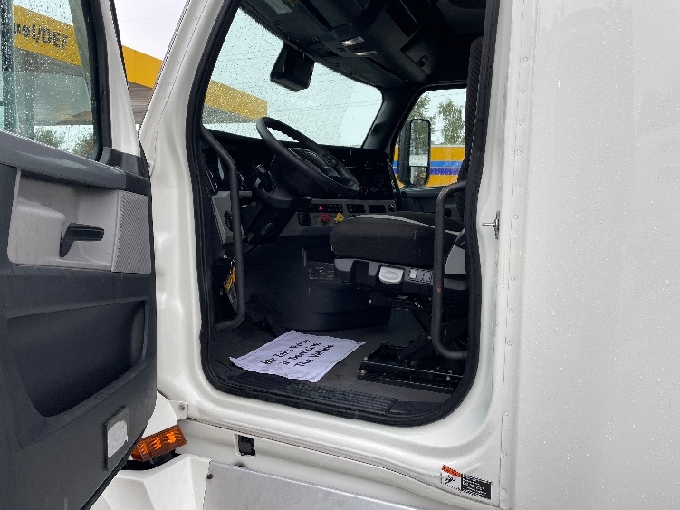 2022 Freightliner Cascadia in Wilsonville, OR — photo 9
