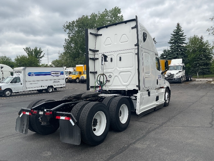 2022 Freightliner Cascadia in Plymouth, MI — photo 5