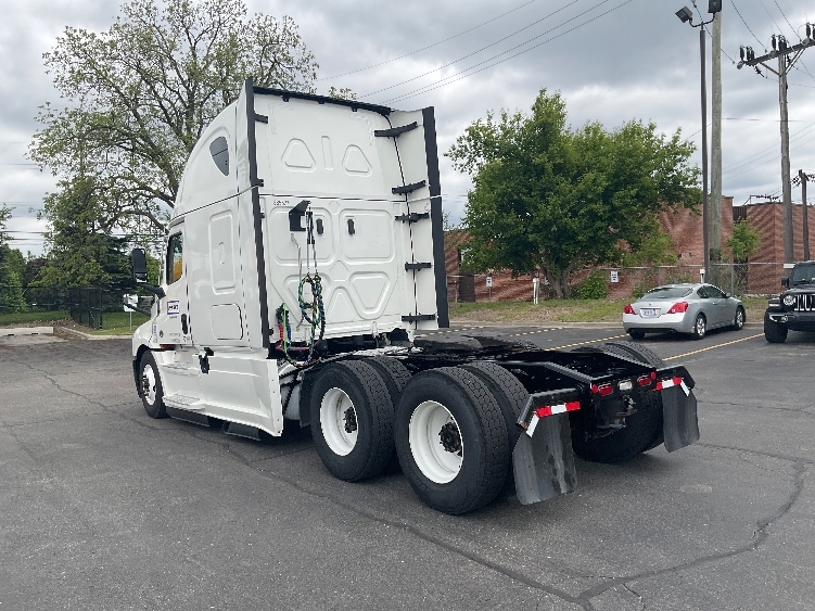2022 Freightliner Cascadia in Plymouth, MI — photo 7