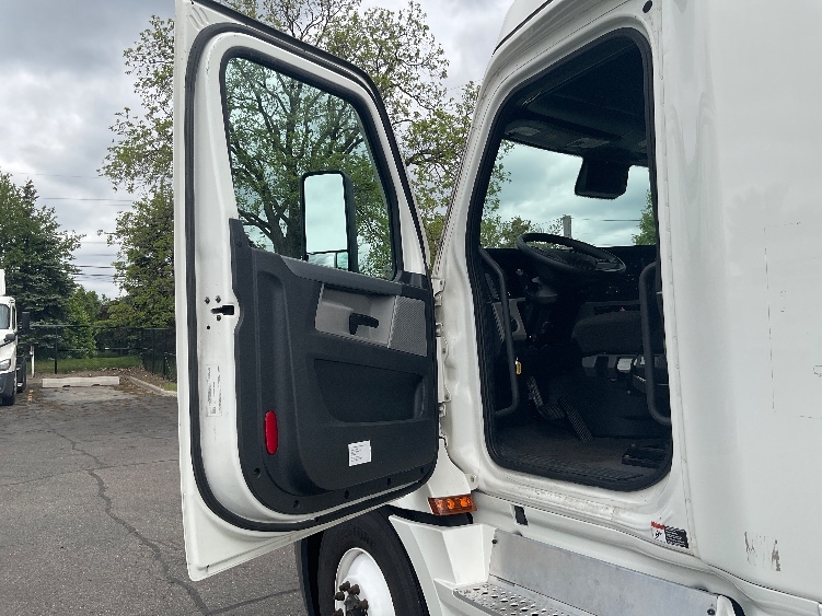 2022 Freightliner Cascadia in Plymouth, MI — photo 9