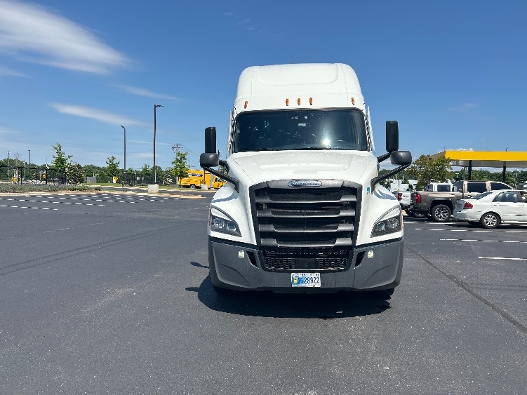 2022 Freightliner Cascadia in Madison, AL — photo 2