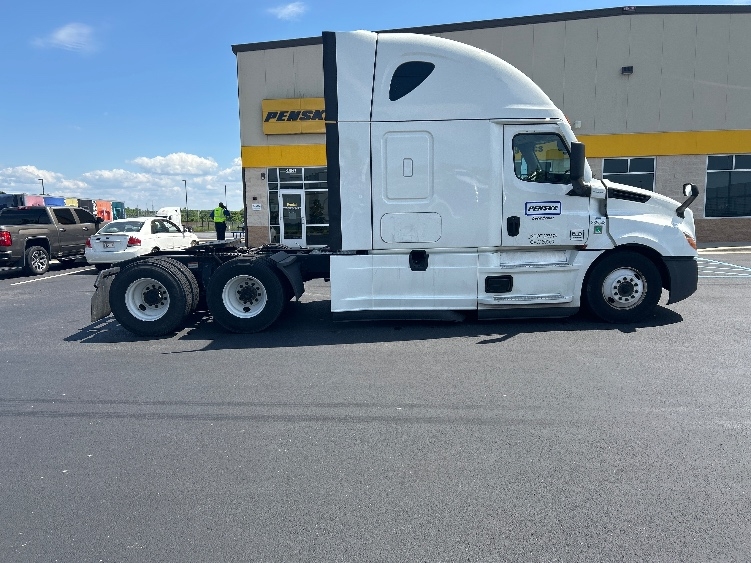 2022 Freightliner Cascadia in Madison, AL — photo 8