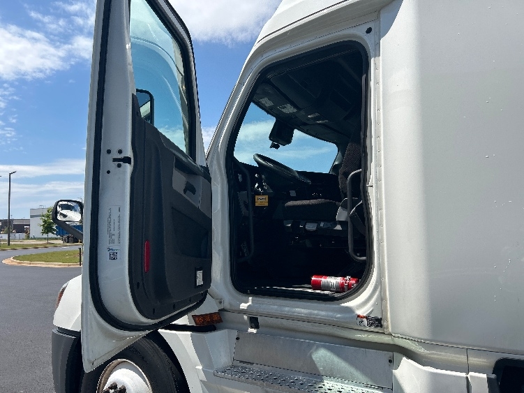 2022 Freightliner Cascadia in Madison, AL — photo 9