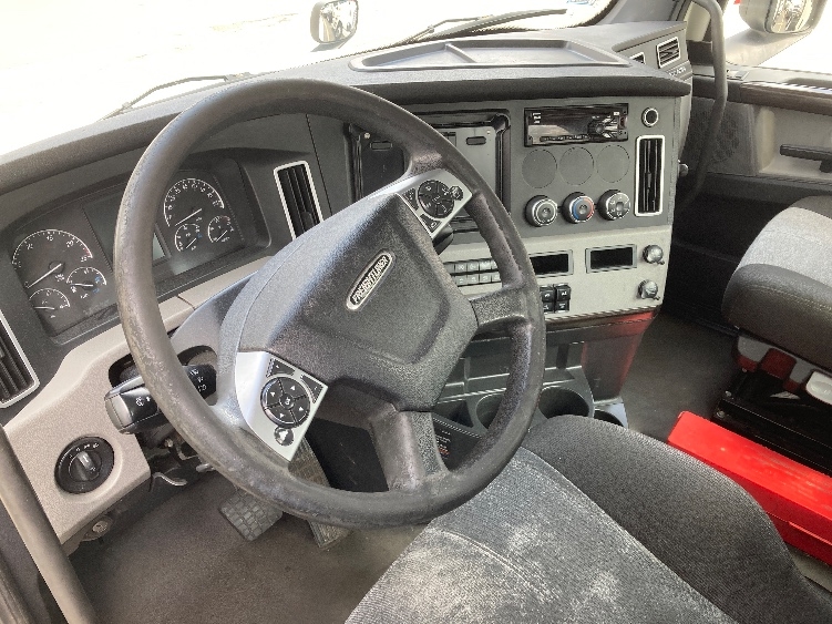 2021 Freightliner Cascadia in Franklin, MA — photo 10