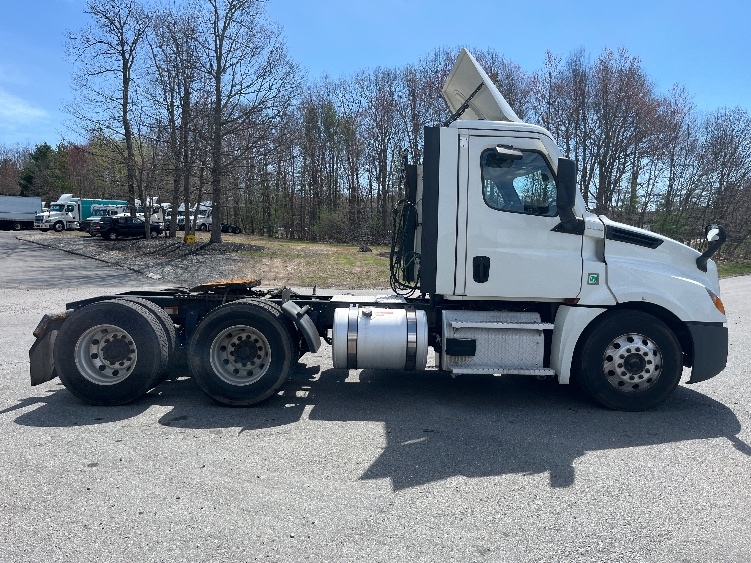 2021 Freightliner Cascadia in Franklin, MA — photo 8