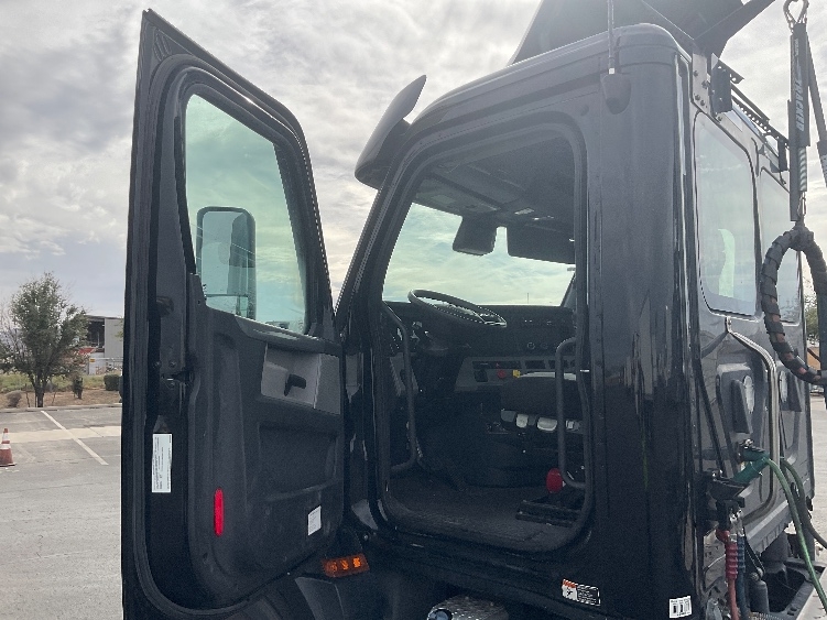 2021 Freightliner in Phoenix, AZ — photo 9