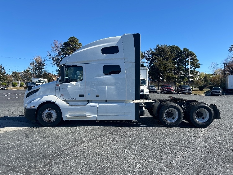 2022 Volvo VNL 760 in Charlotte, NC — photo 4