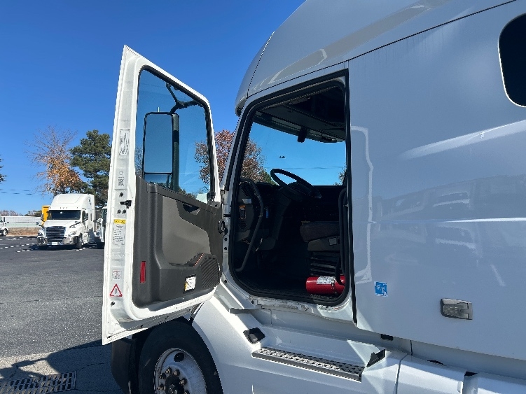 2022 Volvo VNL 760 in Charlotte, NC — photo 9
