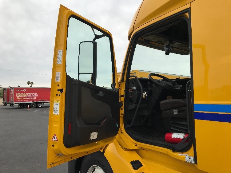 2022 Volvo VNL 760 in Tucson, AZ — photo 9