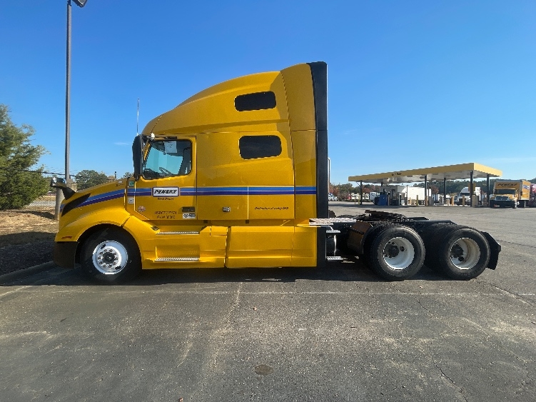 2022 Volvo VNL 760 in Tacoma, WA — photo 4