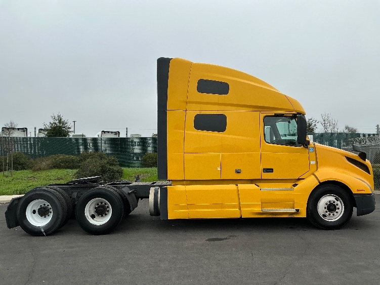 2022 Volvo VNL 760 in Stockton, CA — photo 8