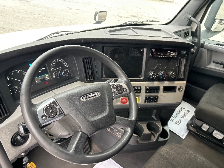 2021 Freightliner Cascadia in Asheville, NC — photo 10
