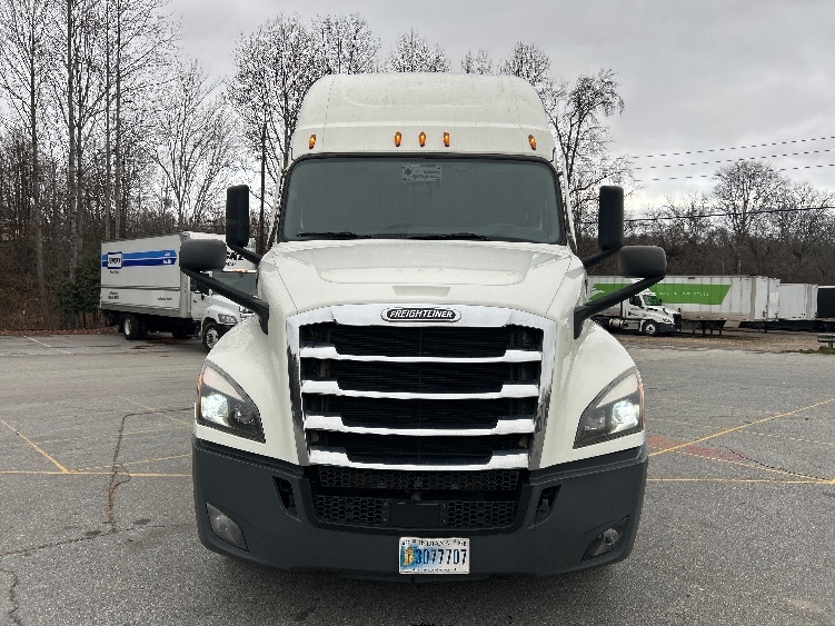 2021 Freightliner Cascadia in Asheville, NC — photo 2