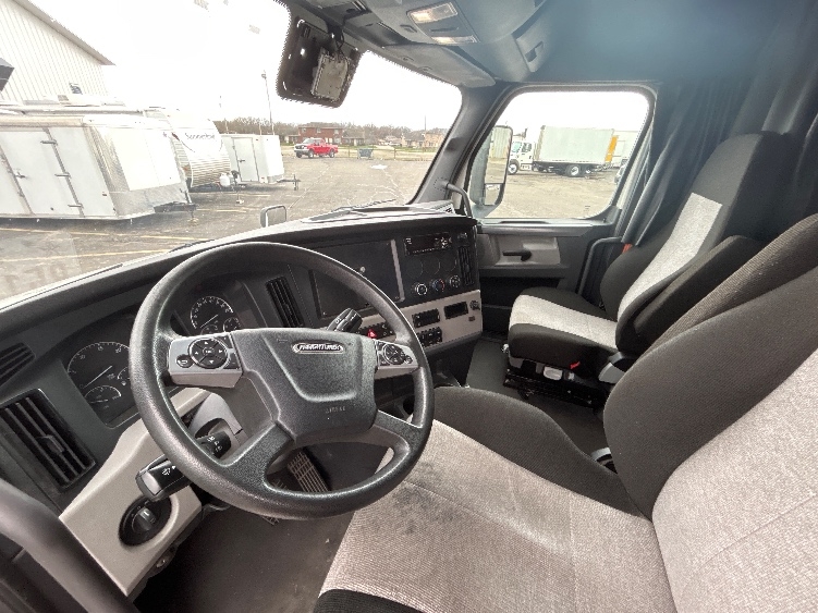 2021 Freightliner Cascadia in Indianapolis, IN — photo 10