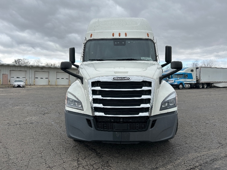 2021 Freightliner Cascadia in Indianapolis, IN — photo 2