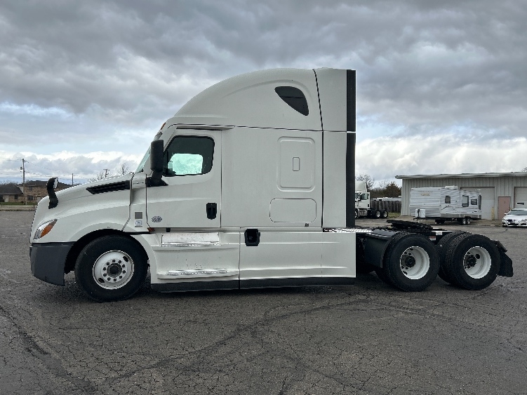 2021 Freightliner Cascadia in Indianapolis, IN — photo 4