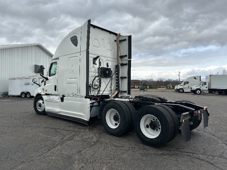 2021 Freightliner Cascadia in Indianapolis, IN — photo 5