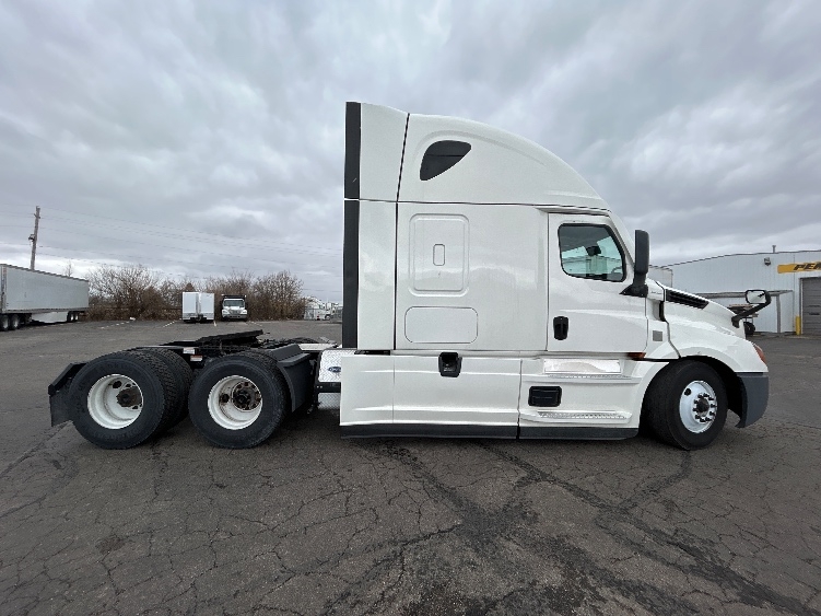 2021 Freightliner Cascadia in Indianapolis, IN — photo 8