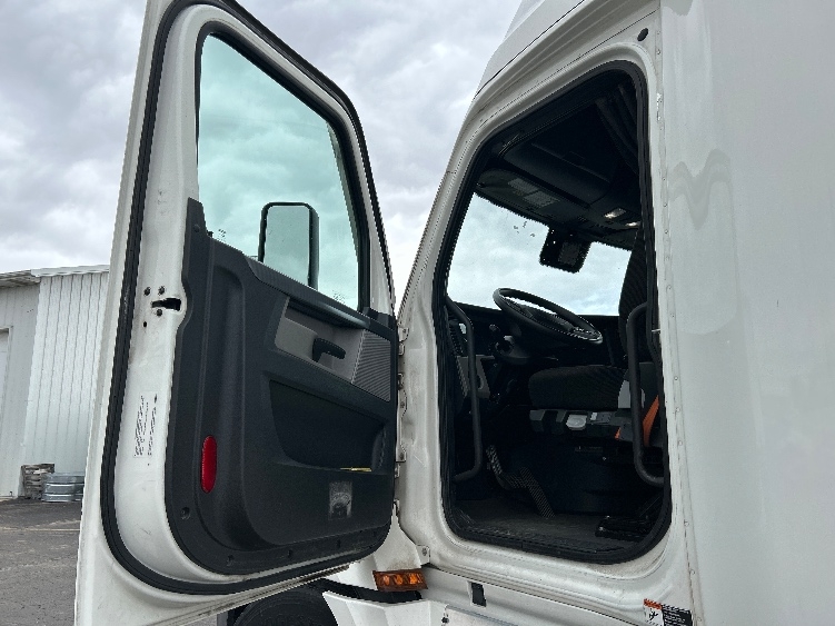 2021 Freightliner Cascadia in Indianapolis, IN — photo 9