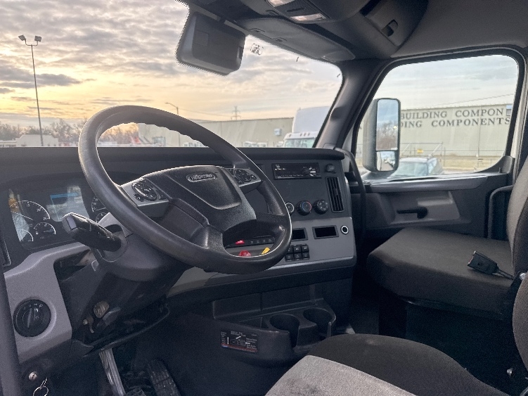 2022 Freightliner Cascadia in Omaha, NE — photo 10