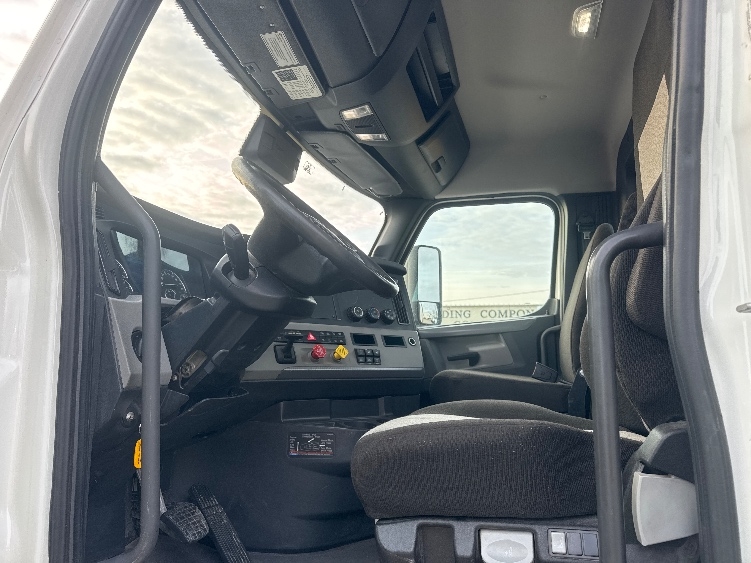 2022 Freightliner Cascadia in Omaha, NE — photo 9