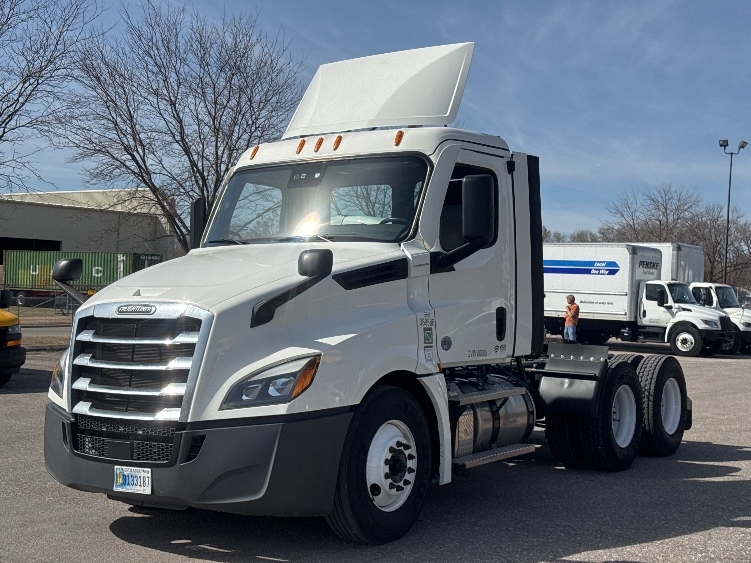 2022 Freightliner Cascadia in Omaha, NE — photo 3