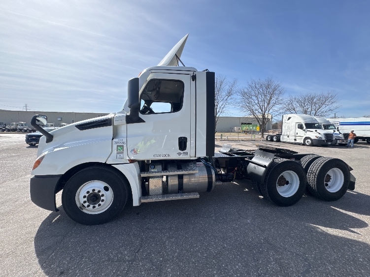 2022 Freightliner Cascadia in Omaha, NE — photo 4