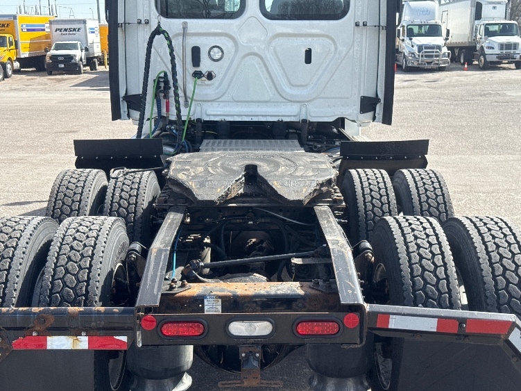 2022 Freightliner Cascadia in Omaha, NE — photo 6
