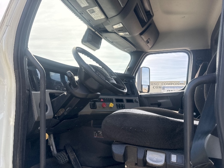 2022 Freightliner Cascadia in Omaha, NE — photo 9