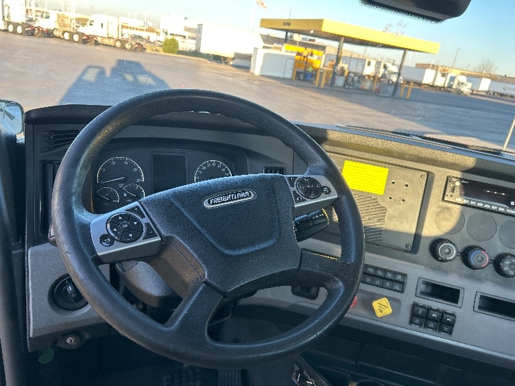 2022 Freightliner Cascadia in Wichita, KS — photo 10